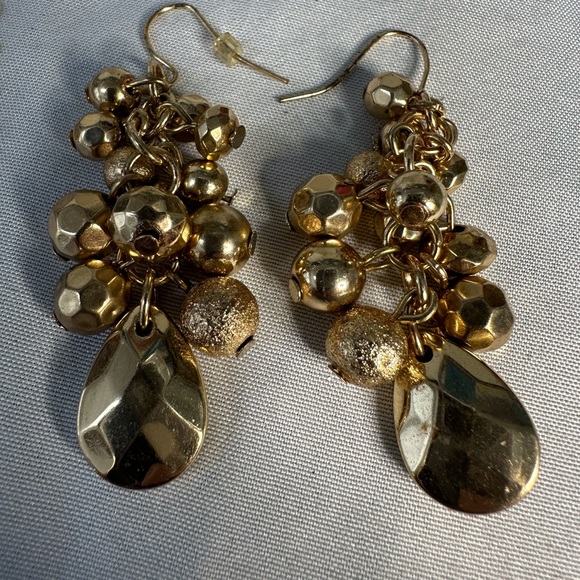 Two pair of feminine dainty style goldtone earrings - Picture 4 of 6